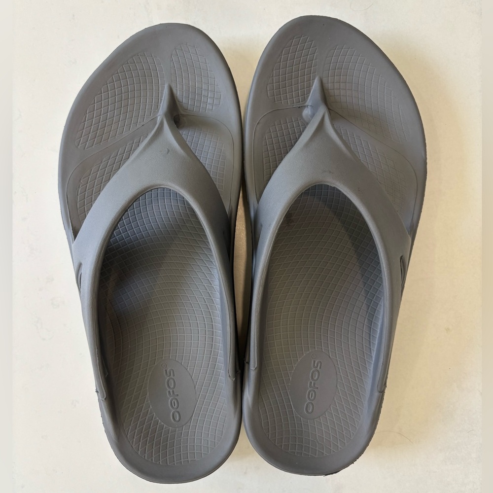 OOFOS Recovery Flip Flops